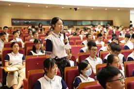 打开学生的哲学世界，复旦大学中学生暑期哲学课堂开课图片