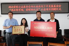 云南学子为参军成功摘镜 近视手术助力军旅梦图片