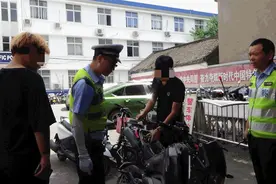 最小驾驶者仅14岁！南阳交警破改装“炸街”摩托，非法改装要承担法律责任图片