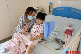 “小新肝”转入普通病房，作画送妈妈：一家四口手牵手图片