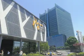 重磅突发！那个“把木槌敲裂”的人辞去苏宁易购董事长职务，转任“名誉董事长”，苏宁未来谁掌舵？图片