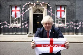 英格兰梦碎，苏格兰人舞起意大利国旗图片