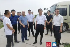 阳信县“润元”大棚遭强阵风强降雨袭击 县镇领导赶赴现场察看灾情并指导开展救灾工作图片