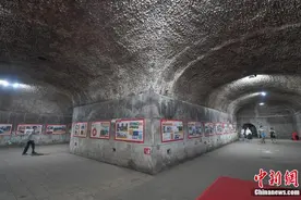 浙江杭州防空洞里办展览引人参观图片