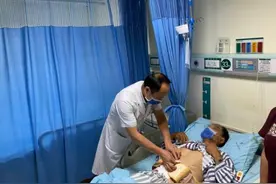 南宁一男子爬树摘芒果不幸滑倒，树枝插入体内……医生提醒→图片