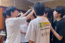时代少年团七人合体！一起吃蛋糕吹蜡烛为张真源贺峻霖补过生日图片