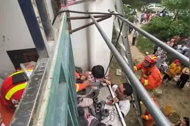 母亲忘带钥匙，让女儿爬窗上二楼结果被卡视频封面