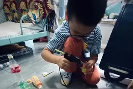 杭州8岁男孩偷偷攒下饮料瓶和冰棒棍，最后惊艳全家！太有天赋了图片