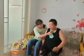 心疼又佩服！母亲患癌，女孩为省钱长期不吃晚饭，如今拿出漂亮的成绩单图片