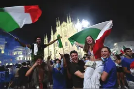 “这辈子都没有见到过如此盛大又兴奋的狂欢”，意大利华人见证夺冠历史时刻图片