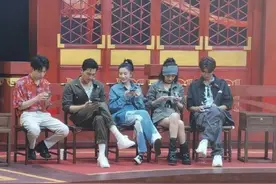 排排坐打游戏！杨幂宋祖儿张翰同框打游戏 画面十分养眼图片