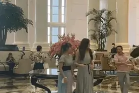 周韦彤遭疯狂男粉丝突袭 当场被强搂求婚 网友：好吓人，鸡皮疙瘩都起来了图片