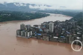 渠江洪峰过境险些卷走加油站油罐，四川达州消防成功抢险图片