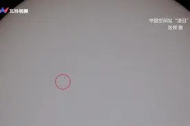 长沙天文摄影师成功拍到中国空间站凌日画面，掠过太阳仅0.3秒图片