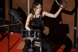 又美又飒！杨幂穿黑色工字背心打架子鼓 粉丝：幂姐好A图片