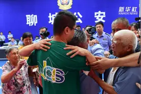新华全媒+｜《失孤》原型父子相见 回看父亲24载万里寻子青丝变白发图片