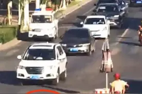 暖心！新疆一交警执勤时中暑晕倒，多位市民相助，交警恢复身体后公开致谢图片