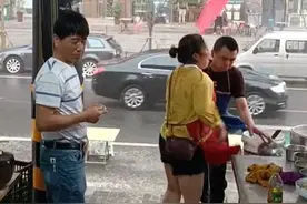神仙爱情！西安男子欲进狂风中抢救桌椅，被妻子一把拽回护在身后图片