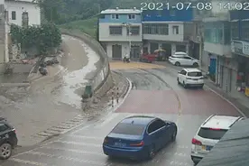 湿滑弯道急刹车，农机车“甩尾”殃及对向来车 | 知危险会避险图片