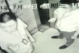 房子出租一年，陌生中介突然自行开门看房！租客：我当时正在洗澡图片
