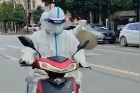 "没做的，赶紧起床啦"！医护敲锣喊做核酸检测 网友：好笑又心酸图片