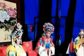 大爷大妈冒雨打伞看戏，剧团成员：感动，要演好戏对得起他们视频封面