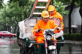 未雨绸缪！社工和物业补房顶修护坡发“神器”，居民心里踏实图片