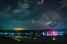 宛若星辰大海！数万盏渔灯点亮丽江程海图片