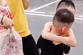 两个男孩道别时相拥泪奔 一旁的家长却笑出了声图片