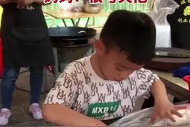 广州7岁男孩帮妈妈打包卖卤菜走红网络，妈妈：他4岁就开始帮忙，觉得亏欠孩子图片
