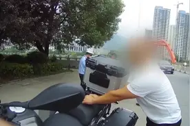 男子骑摩托车被交警提醒戴头盔 几分钟后遇车祸保住性命图片