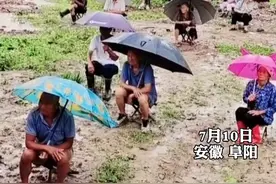 大爷大妈泥地中冒雨看戏2小时！剧团：非常感动，认真完成图片