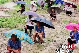 大爷大妈泥地中冒雨看戏2小时！剧团：非常感动，认真完成图片