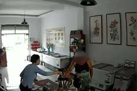 为感谢馒头店老板给水喝 收废品大爷返回店内买馒头反被送了仨图片