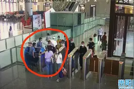 毕节：男子在闸机上来回翻越 结果被贵铁警方行拘3天图片
