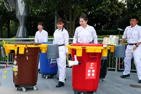用火鸡腿敲打垃圾桶？上海迪士尼乐园新体验：“分类回收杂物打”，一起来敲打垃圾桶吧图片