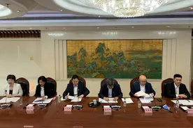 谁来负责暑期托管、课后服务经费？教育部答封面新闻图片