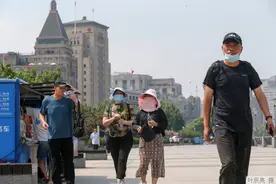 炙烤天来了，不少老年人被热浪“击倒”！瑞金医院专家：在家也要防中暑，“三个动作”请记牢图片