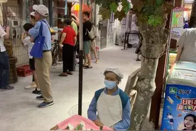 这位卖白兰花的阿婆为啥不理人？揭秘北外滩来福士网红“时光之门”里的真真假假……图片