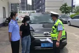 儿子爬天窗，女儿爬车窗，车照开？图片