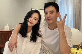 李光洁晒照为爱妻庆生 两人镜头前甜蜜微笑，画面温馨幸福图片
