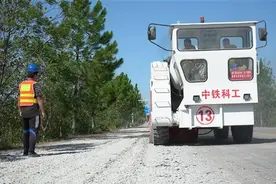 中铁科工第二代共振破碎机精细“敲打”道路“破碎利器”省下80万吨水泥图片