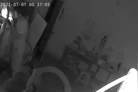 男子潜入女邻居家中翻找衣物顺走面膜，不到两个小时便落网图片