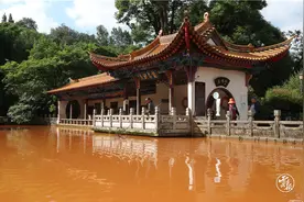 怎么回事？昆明黑龙潭清水潭一夜变红，奇景奇观存未解之谜图片