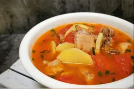 #夏日开胃餐#番茄土豆排骨汤图片
