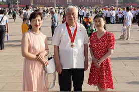 九旬温老有个传统：每逢大庆便去天安门广场拍全家福图片