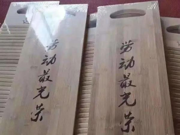 这份暑假作业太特别!上海一初中给学生发搓衣板洗衣,网友吵翻