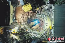 深夜抢修5小时！直径1.6米供水管渗漏，地下9米深处焊花飞溅图片