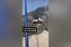 惊险！俄罗斯2名女子在悬崖边荡秋千绳索突然断裂图片