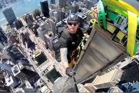 眩晕！美国一工人拍自己在300米高楼顶工作的画面图片